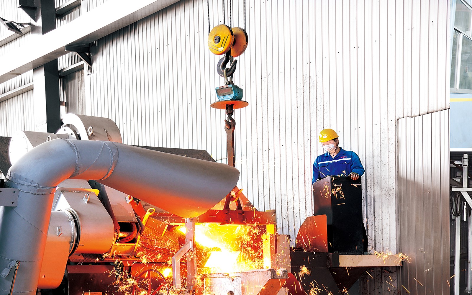 Industrial foundry furnace and molten iron atmosphere